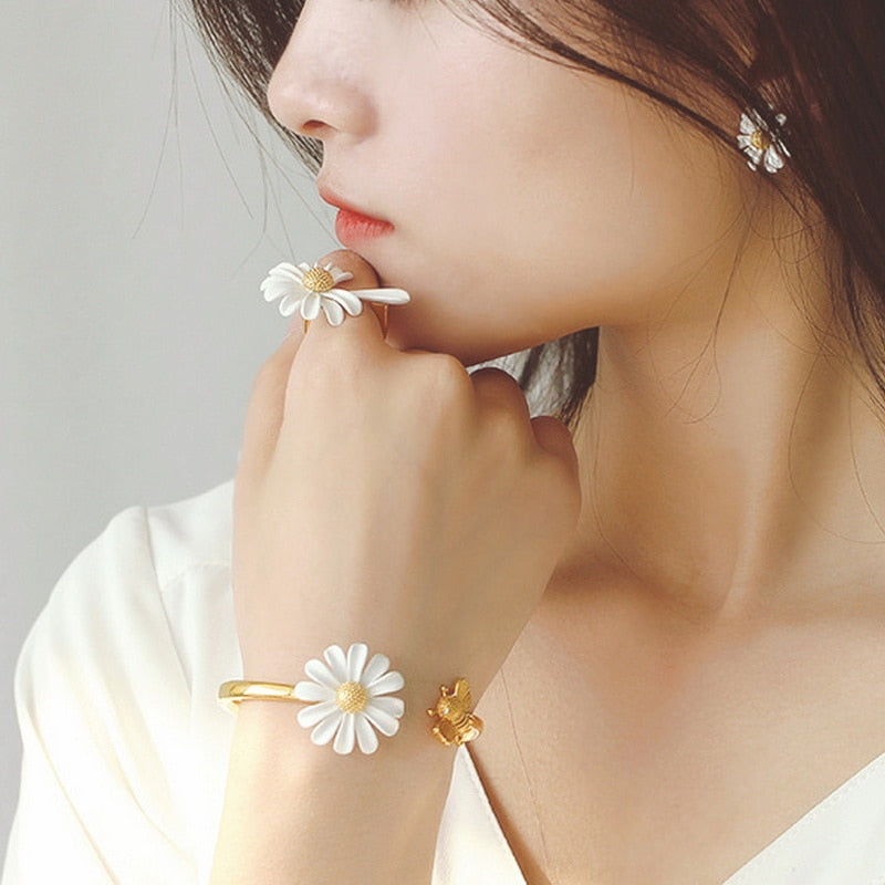 Cute Small Daisy Flower Stud Earrings For Women